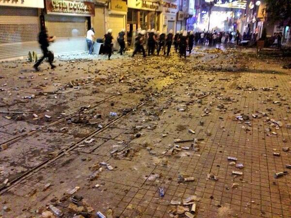 İstiklal Caddesi'nden bir kesit. Yerdekiler biber gazı kapsülleri...