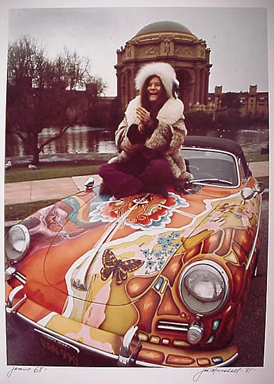 Janis Joplin ve 1968 model Porsche'si. Tanrı dualarını kabul etti.