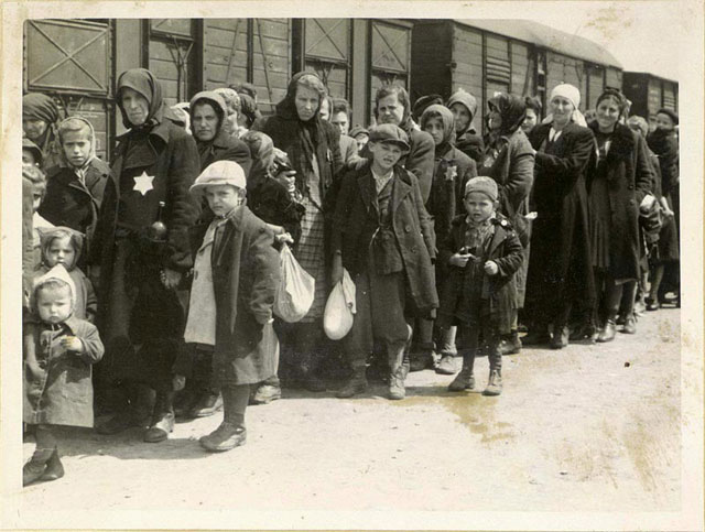 Bu fotoğraftakilerin hepsi kayıtlara göre gaz odalarında ölmüş. Çocuklar dahil. Çocuk nasıl öldürülür? Kimin günahını taşıdı onlar?