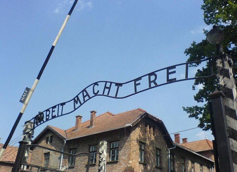 Auschwitz kampı girişindeki yazı