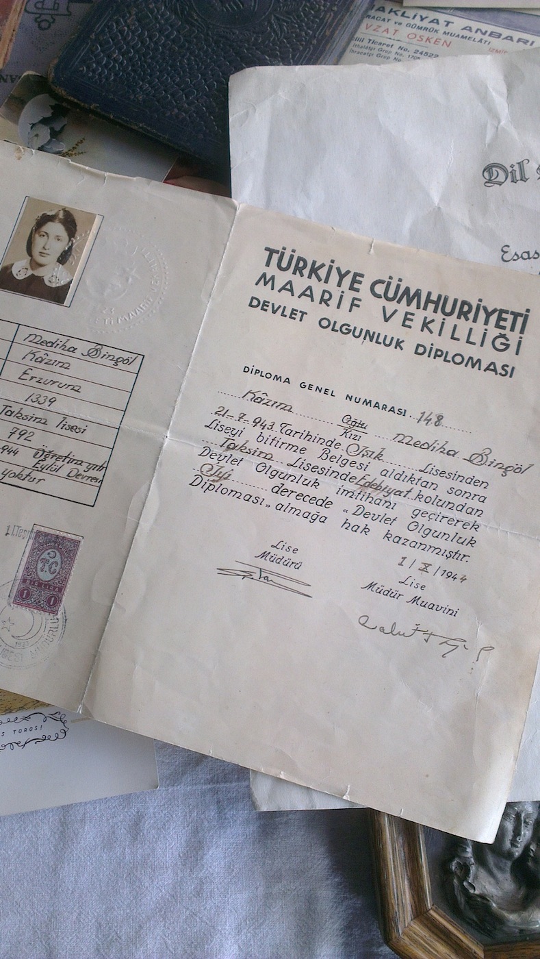 Eski objeler bilmediğiniz ya da unuttuğunuz ayrıntıları da öğretiyor size bazen. Devletin 'olgunluk belgesi' verdiği yılları mesela...
