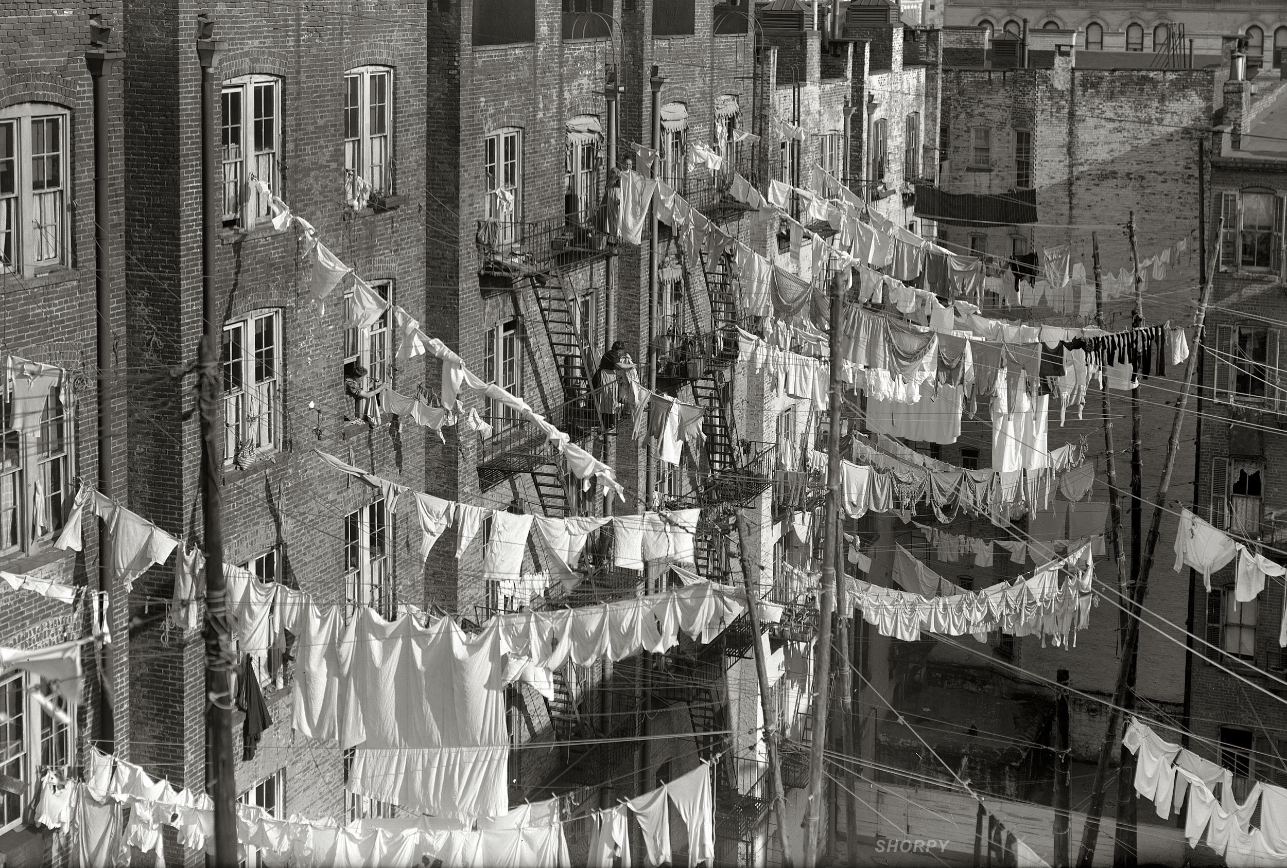 New York tenement mahallesinden bir kesit. Çok da yabancı görüntüler değil, ne dersiniz?