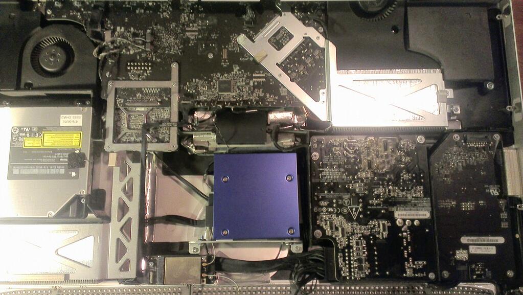 Mavi yüzeyin altında yeni SSD duruyor. Asıl boyutu levhanın yaklaşık yarısı kadar. O levha da yukarıda bahsettiğim 3,5 inçlik adaptör.