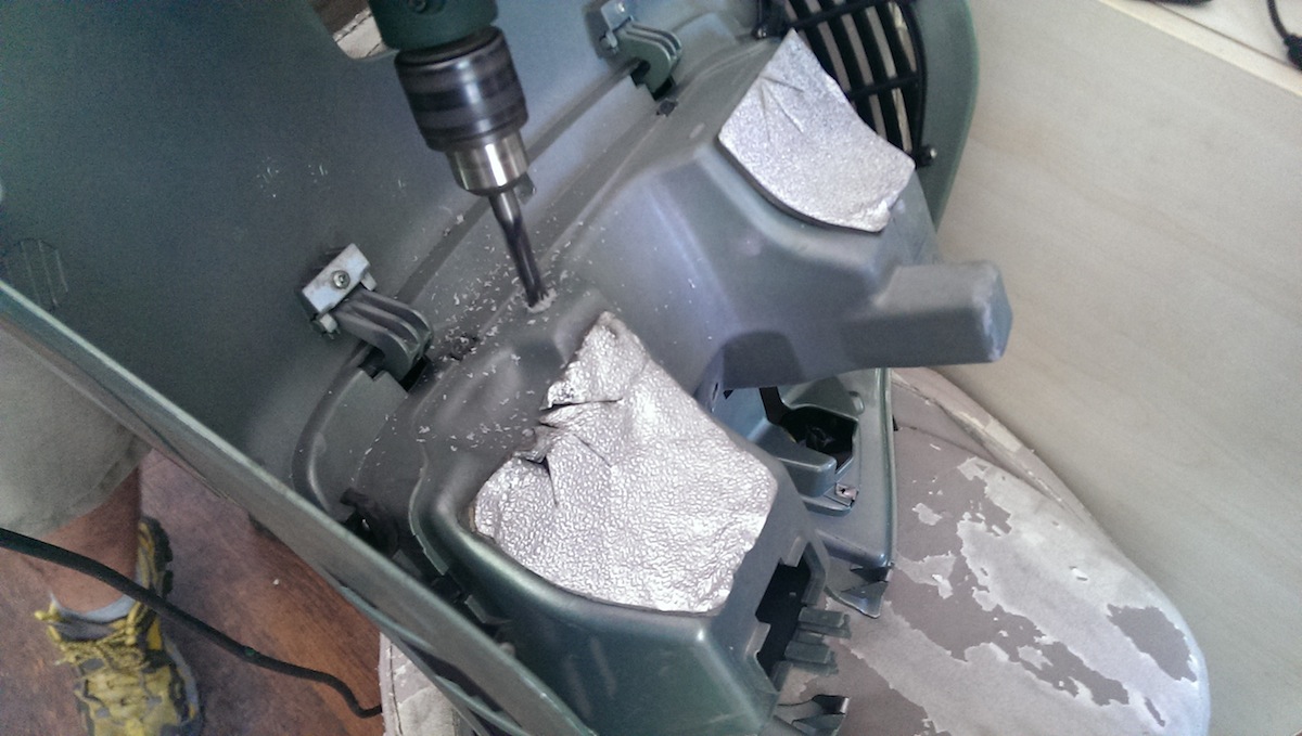Gövdesi tamamen çelikten yapılan Vespa'da bu kısım plastik olduğundan kolayca delik açabiliyorsunuz.