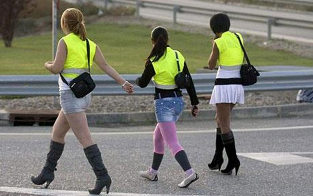 spanish-prostitutes-wear-reflective-vests-or-their-own-safety-1024x640