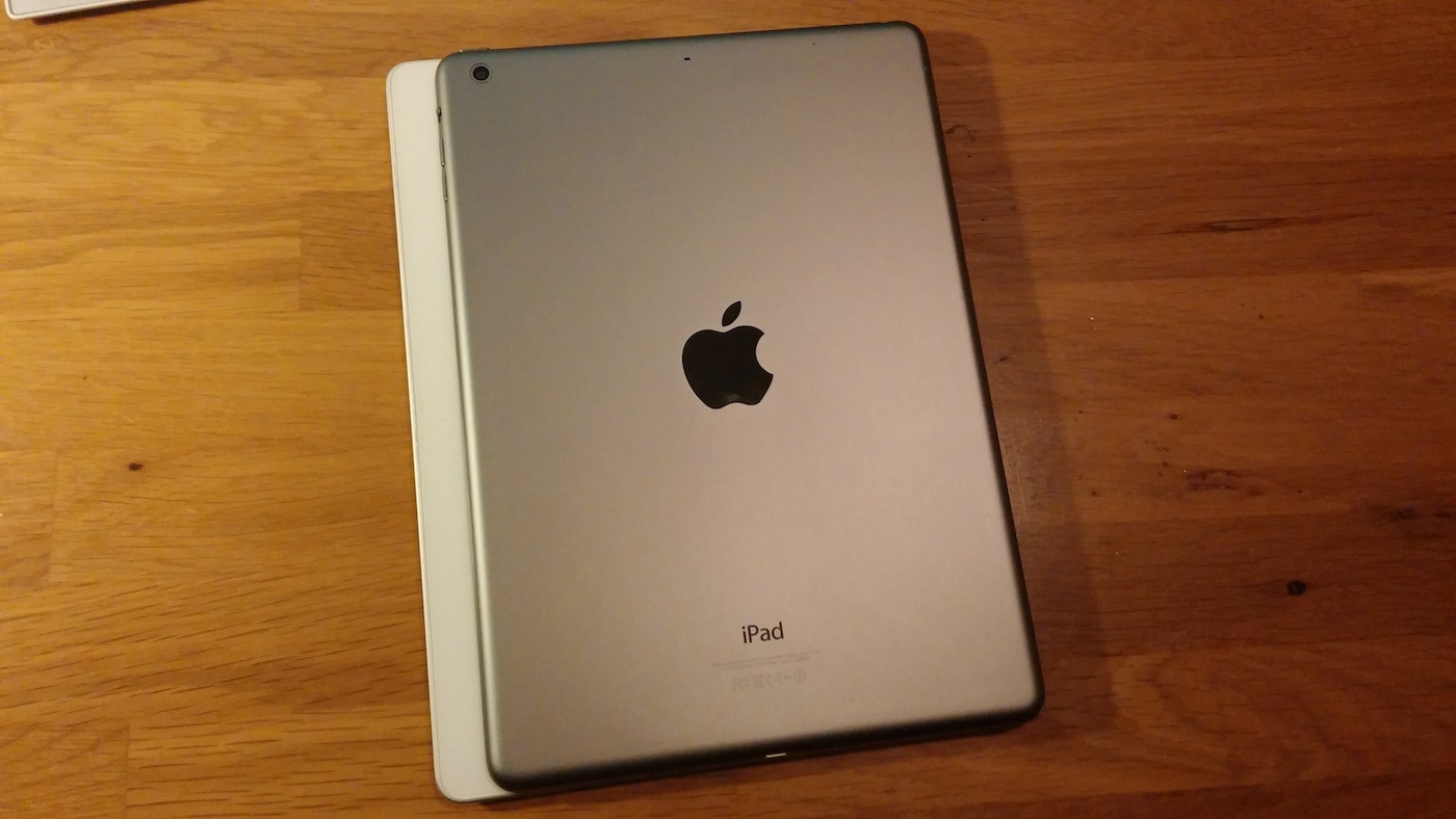 Allta iPad2, üstte iPad Air. Aralarındaki farkı açıkça görebiliyorsunuz. (tıklayarak büyütebilirsiniz)