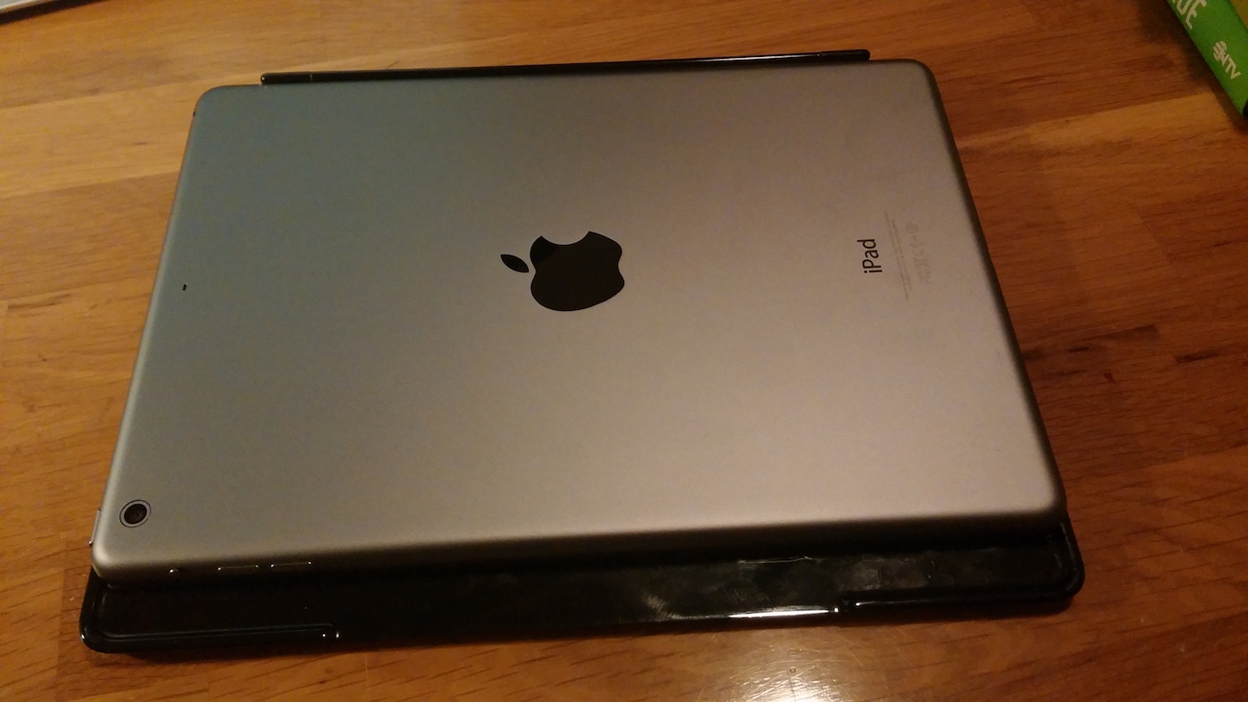 Klavyenin üstünü tamamen kapatan iPad2'nin aksine iPad Air iki parmağa yakın boşluk bıraktı.