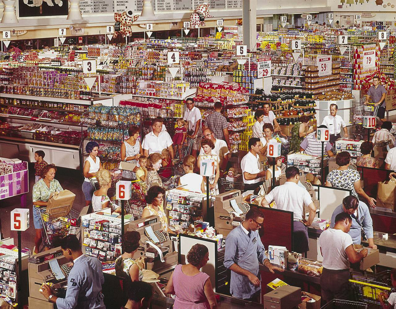 1960'lardan bir süpermarket manzarası. Bazı şeyler hiç değişmiyor.