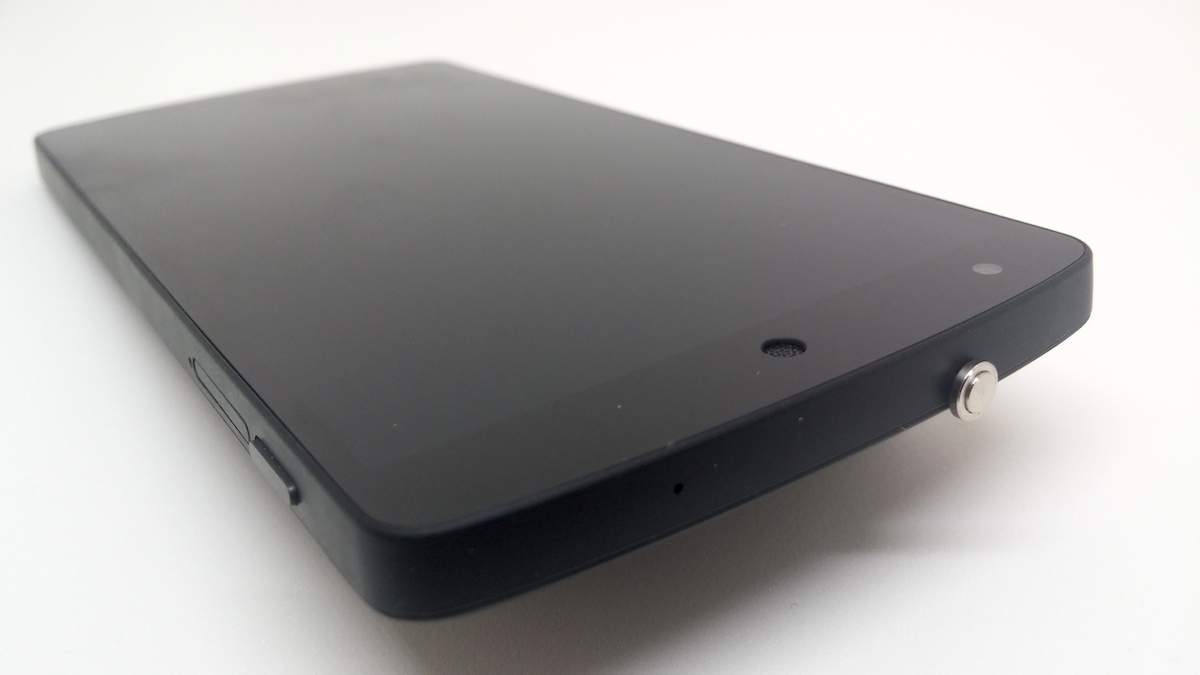 Aldığım çakma Pressy'nin Google Nexus 5'e takılı hali bu şekilde. HTC cihazlarımda daha iyi oturduğunu itiraf edeyim. (Unutmadan; bu fotoğrafı da yine Kickstarter'da fonlayarak sahip olduğum Foldio'da çektim)