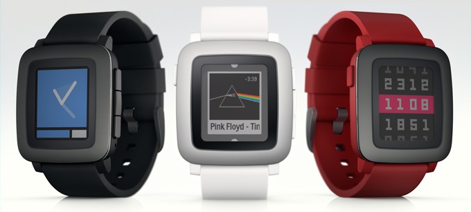 Pebble Time'ın güzel özelliklerinden biri de standart saat kayışlarıyla uyumlu olması. Toplamda 3 ana seçenek var.