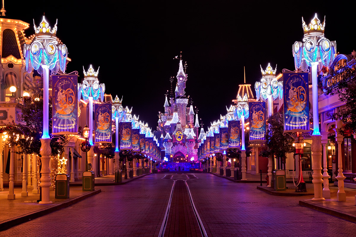 Disneyland akşamları ayrı bir güzelliğe bürünüyor.
