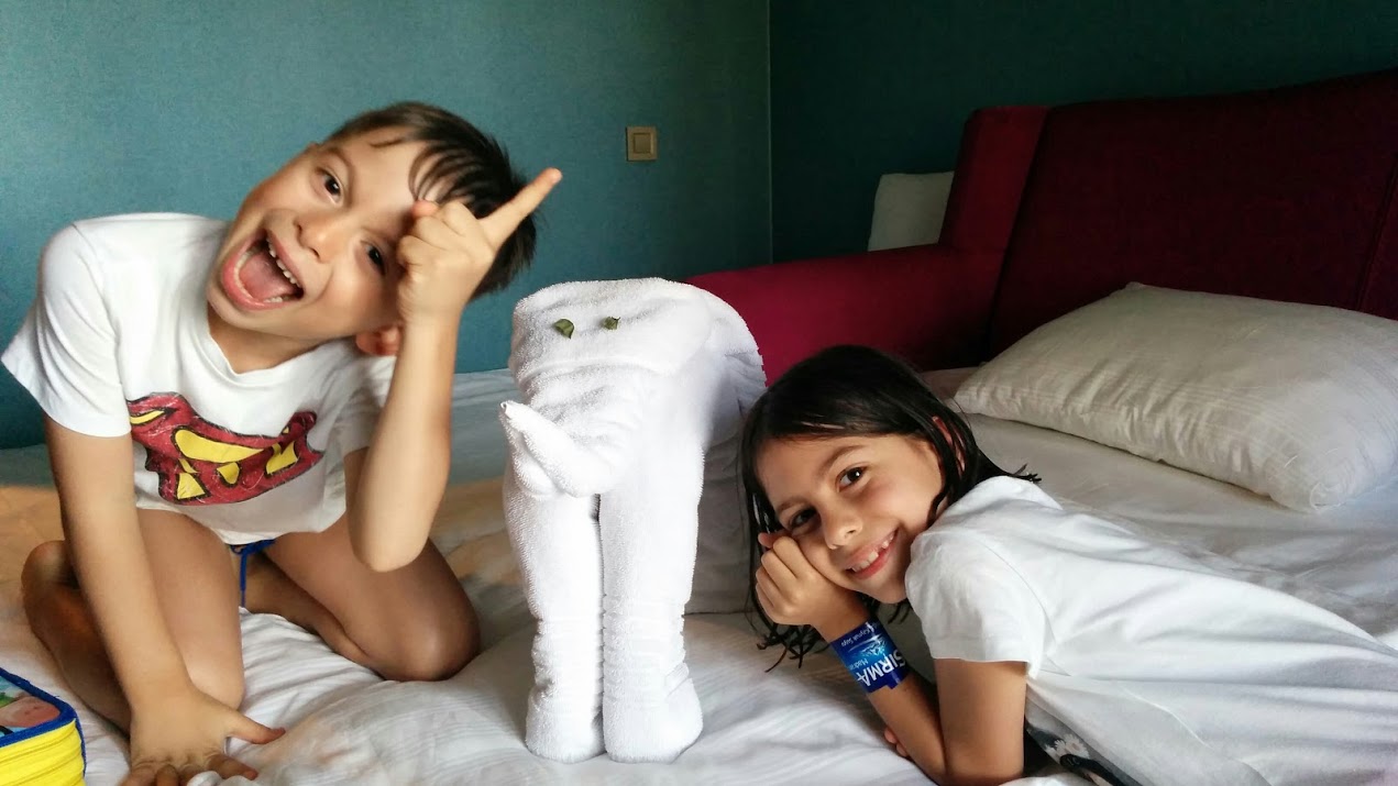 Odaya girdiğinizde housekeeping görevlilerinin havlulardan böyle küçük sürprizler yaptığını görmek bile hoş.