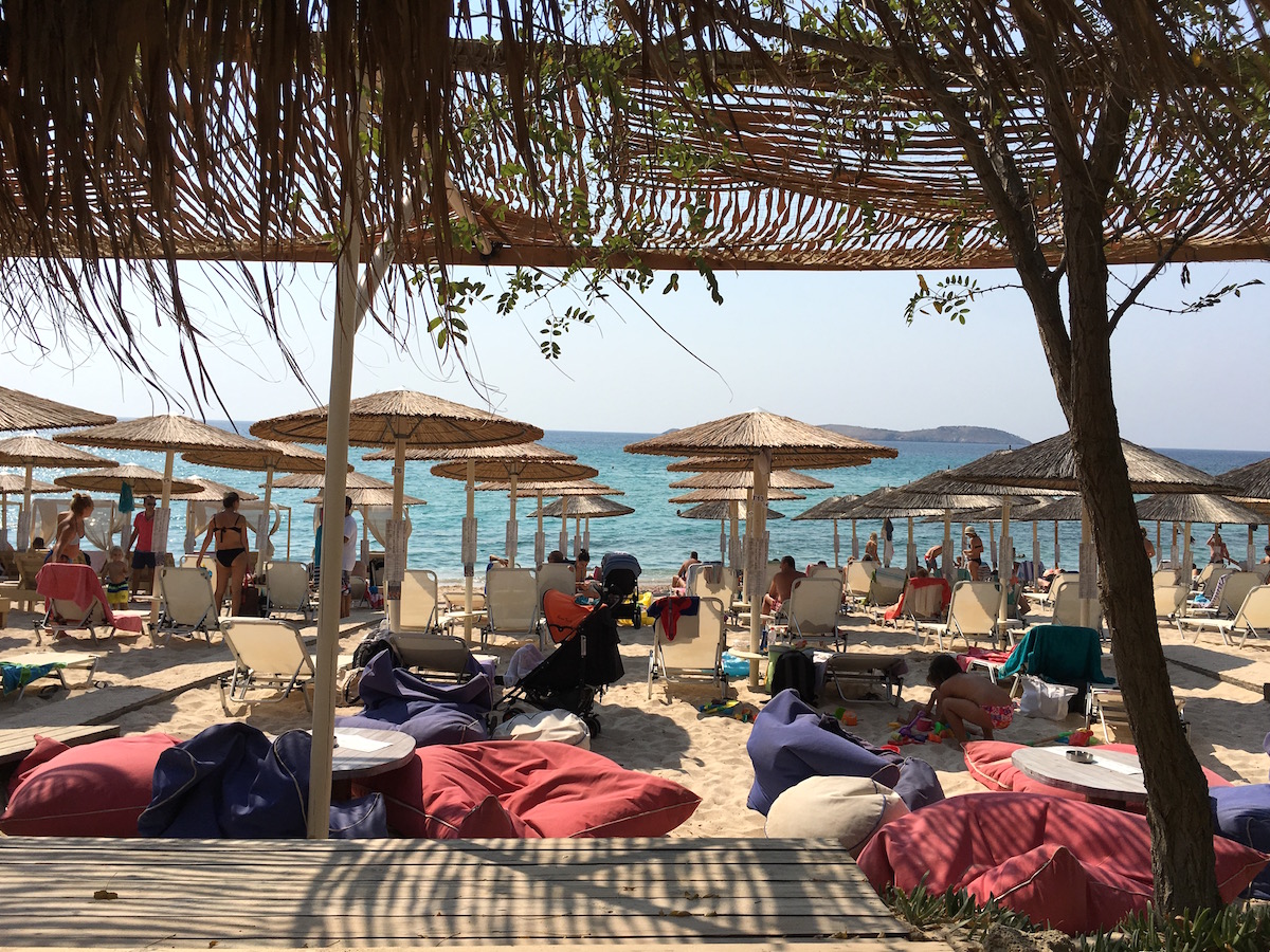 Tecrübe ettiğimiz plajlardan biri de Psili Ammos oldu. Denizi hızla derinleşen ama kumu muhteşem bir plaj. Şezlong ve şemsiye ücretsiz ancak (işgal ettiğiniz 'şemsiye' başına) 10 euro tutarında bir şey yemek ya da içmeniz isteniyor (bu bedele -örneğin- 4 frappe içmek mümkün).