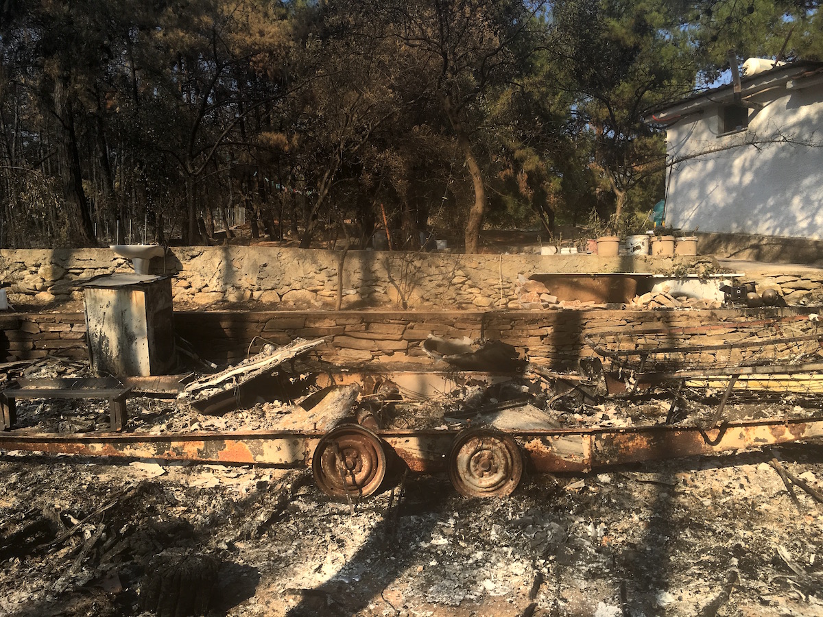 En korkunç görüntüler ise orman içinde park halinde yanmış karavanların kalıntılarıydı. Dikkatli gözler yaylardan ibaret kalmış yatakları, evyeyi ve çamaşır makinasını ayırd edebilir. Şükür ki bunların içinde konaklayanlara bir şey olmamış.